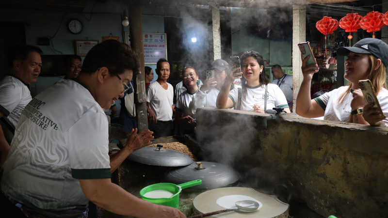 Trải nghiệm tráng mỳ Quảng và làm bánh đập (1)